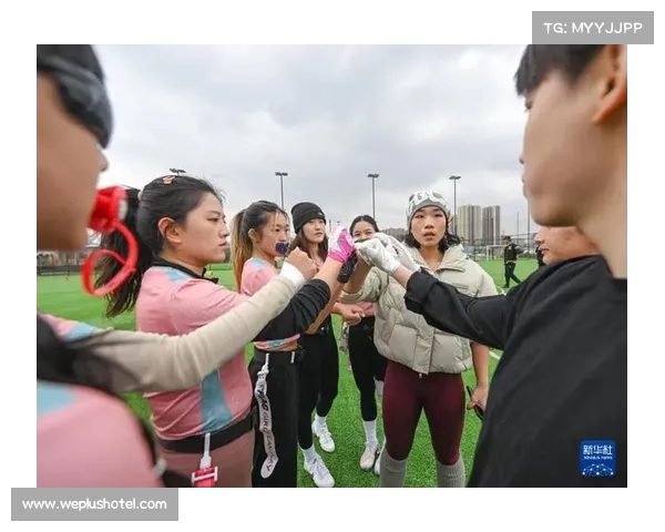 武汉大学女子腰旗橄榄球队首次亮相崇礼云顶球场展现风采